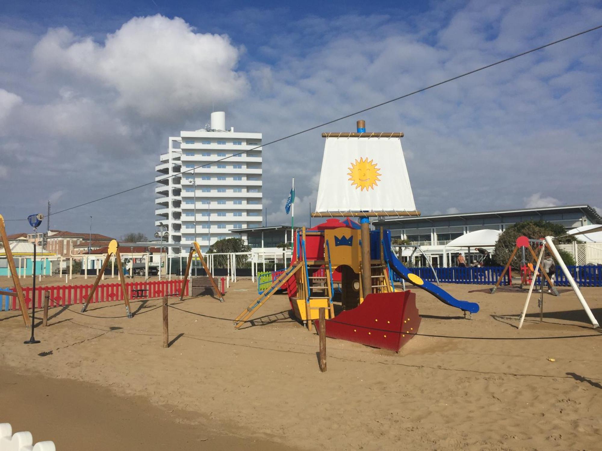Beach Palace With Small Swimming Pool, Private Beach, Parking Lido di Jesolo Exterior foto